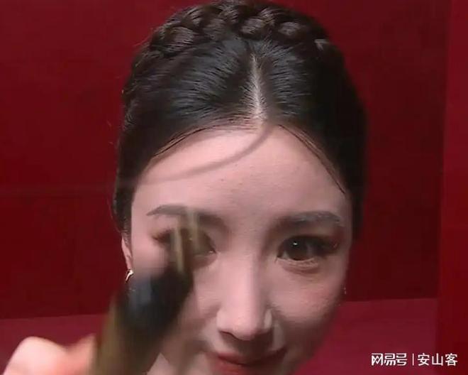 吓坏杨幂不敢露脸只有赵今麦扛住了！pg电子试玩入口芭莎之夜被镜头签(图4)