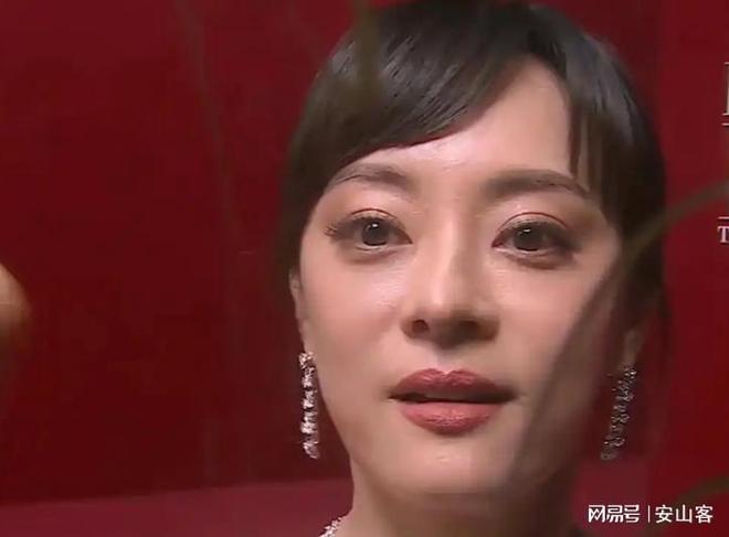 吓坏杨幂不敢露脸只有赵今麦扛住了！pg电子试玩入口芭莎之夜被镜头签(图8)