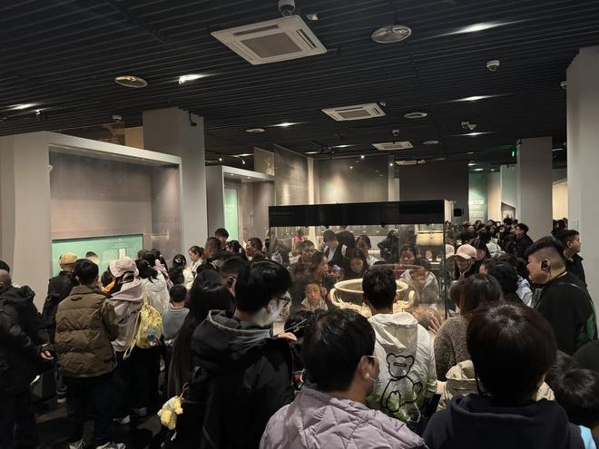 门票约满网友:以为又过了一遍五一十一电子pg游戏秋假带火旅游市场多景区(图3) 门票约满网友:以为又过了一遍五一十一电子pg游戏秋假带火旅游市场多景区(图3)